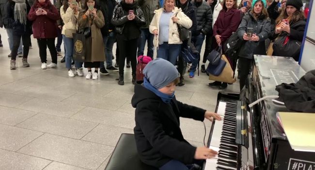 this-kid-plays-the-best-‘jingle-bells’-ever;-just-wait-until-this-man-steps-in-–-newsmoi